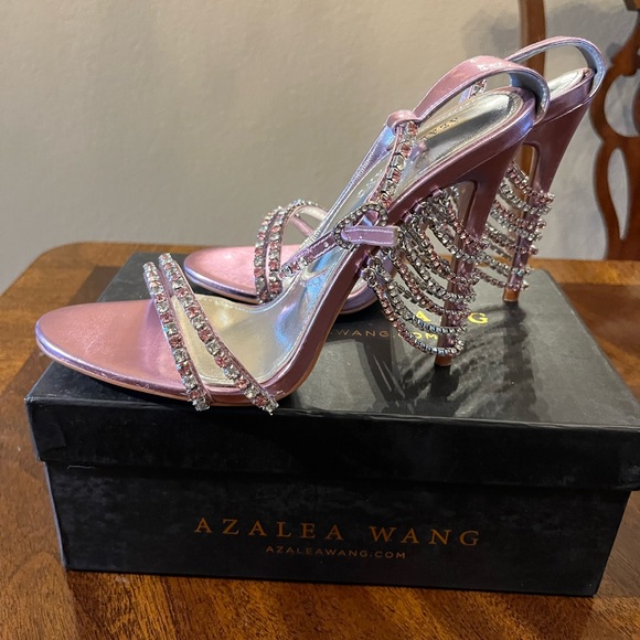 Size 7 Sandal. - Picture 2 of 3